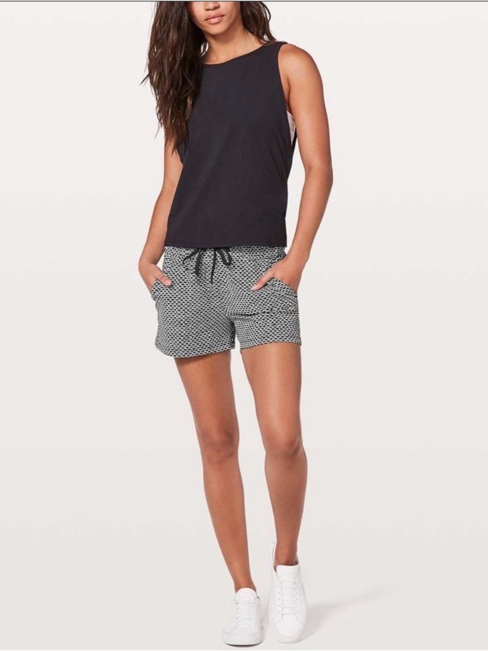 Lululemon On The Fly Short 2.5” in Monochromatic Black, size 6